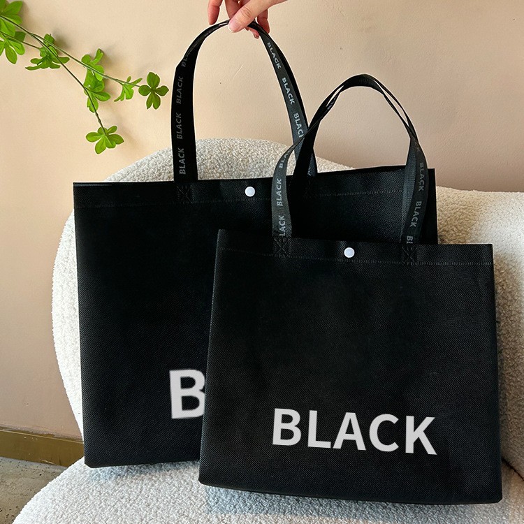 Bolsa de mano no tejida de hebilla negra clásica bolsa de tienda de ropa LOGO personalizada bolsa de embalaje de compras