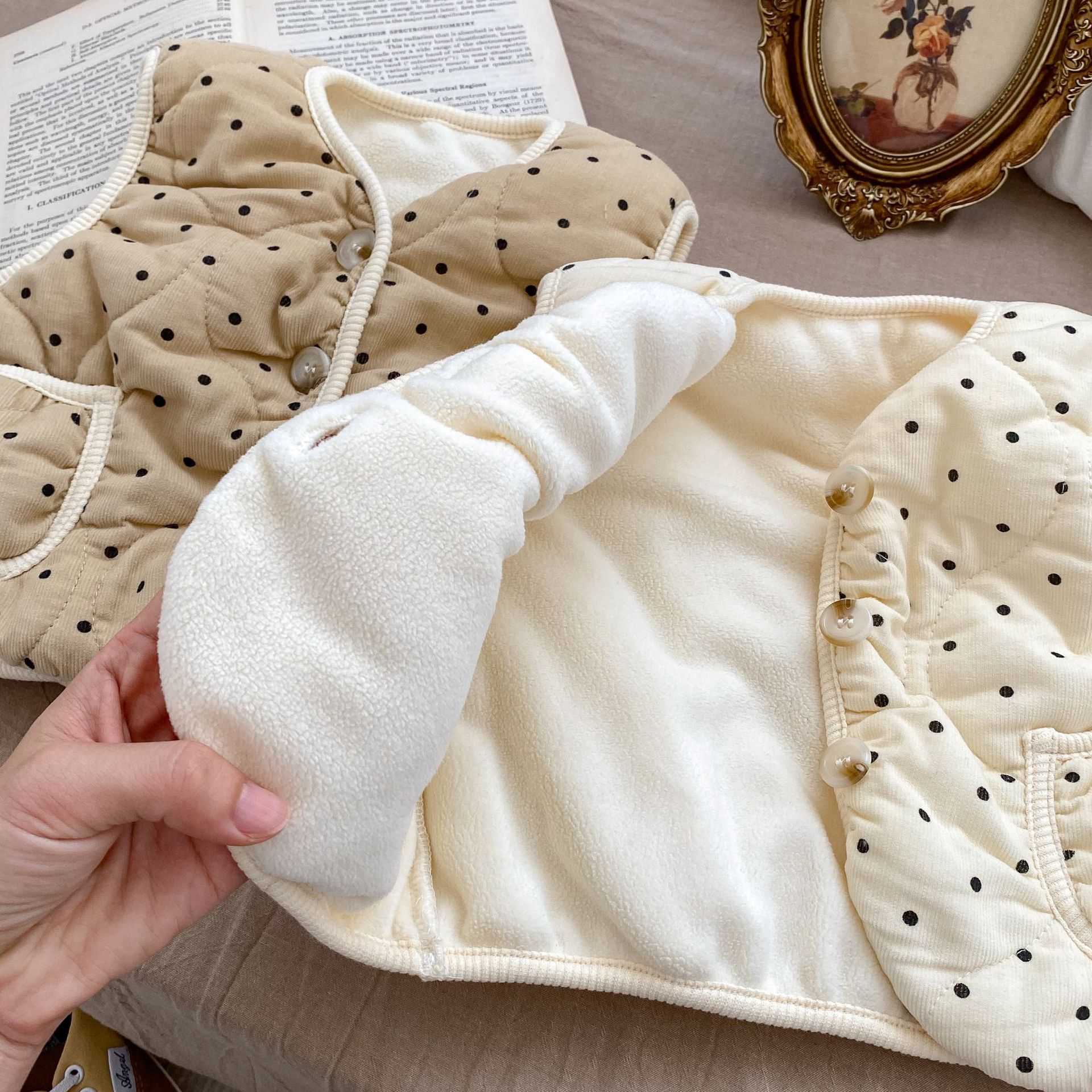 INS Otoño e Invierno estilo coreano bebé Chaleco de algodón estilo occidental bebé Polka Dot chaleco caliente chaleco sin mangas abrigo