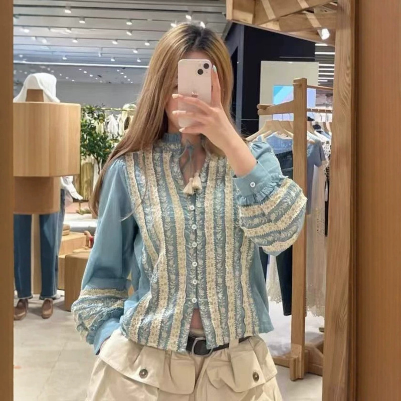 French-style niche 2026 early autumn new design, heavy lace splicing, stand-up collar, floral pattern, tassel tie, V-neck, long-sleeve shirt French-style niche 2026 early autumn new design, heavy lace splicing, stand-up collar, floral pattern, tassel tie, V-neck, long-sleeve shirt