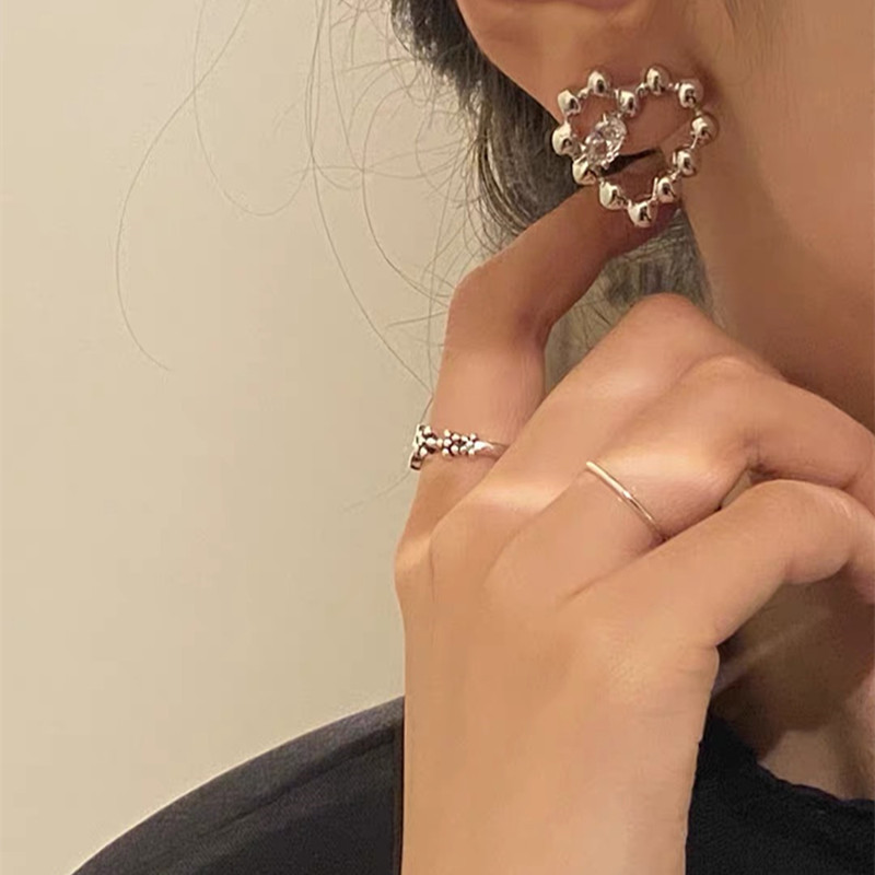 Korean Simple Love Earrings display picture 1
