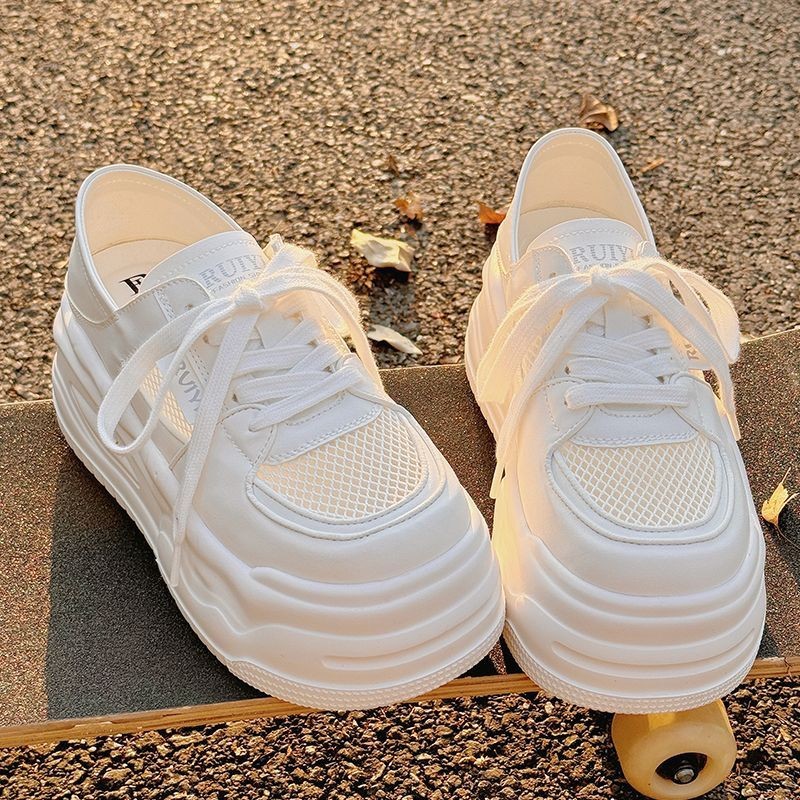 Zapatos blancos de altura de suela gruesa para mujeres, verano 2025, nuevos zapatos de deporte transpirables y cómodos de malla de altura para mujeres