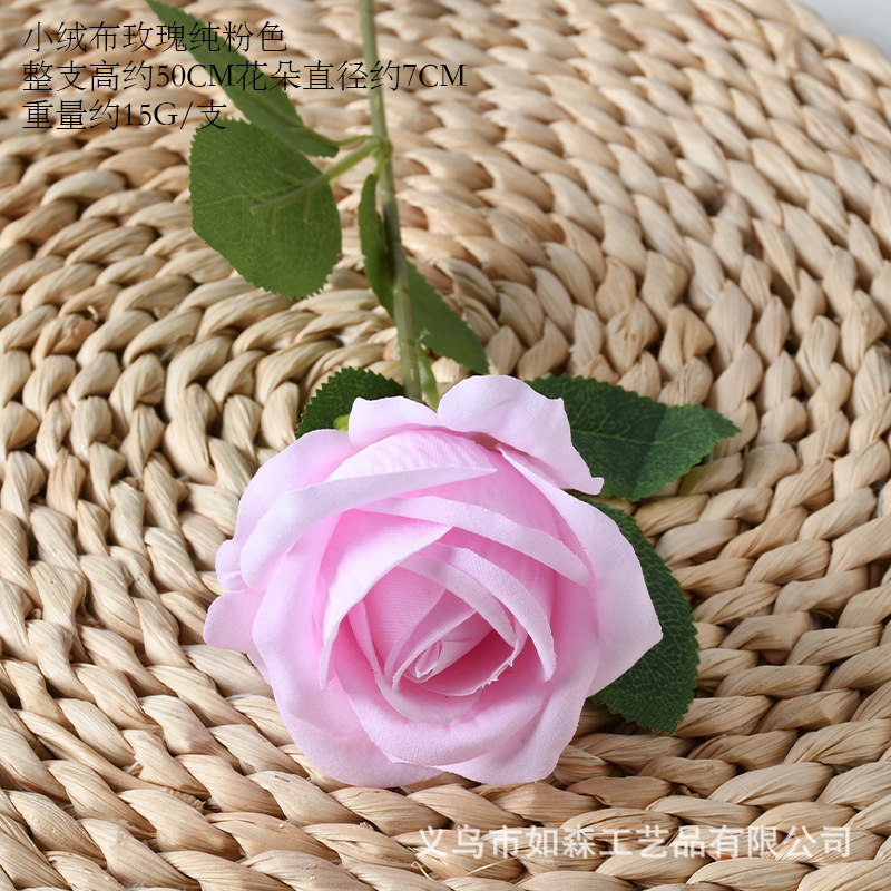 Rosa pequeña de terciopelo rosa puro