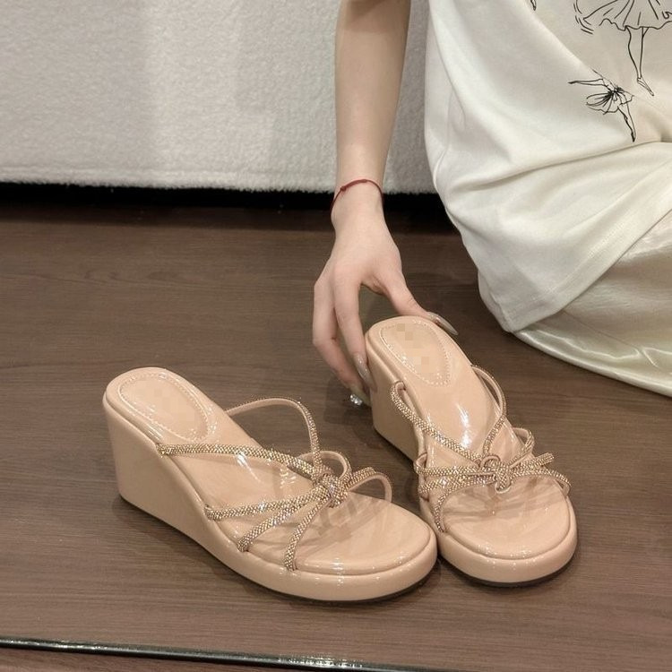 Explosión de pendiente con zapatillas de una sola línea para mujeres 2026 verano nuevo aumento de altura con falda de diamante zapatillas para mujeres