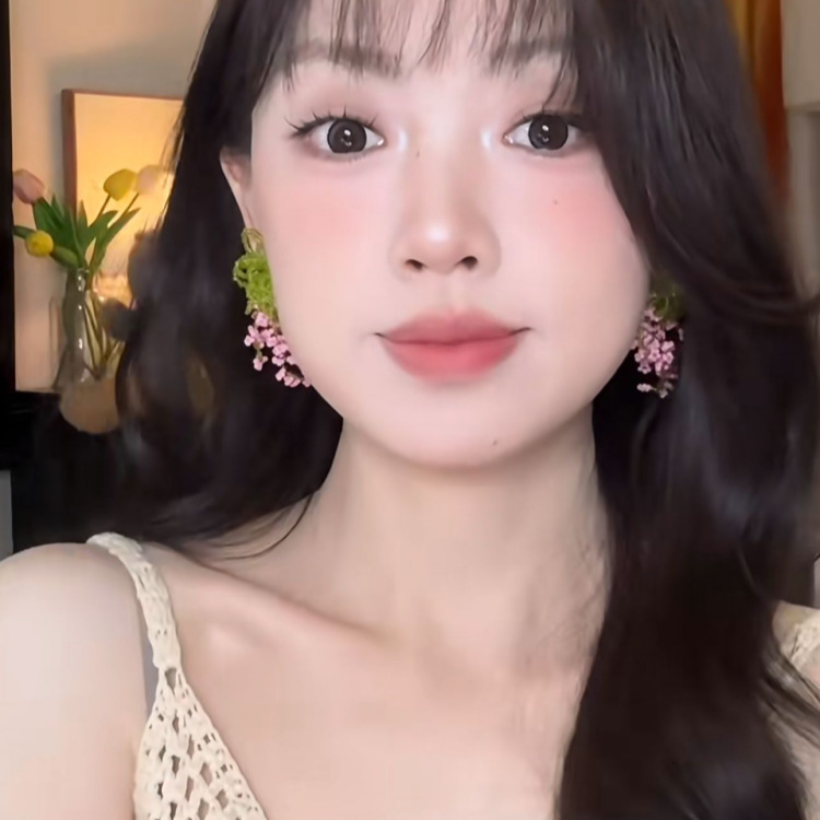 핑크와 그린 컬러의 비즈 태슬