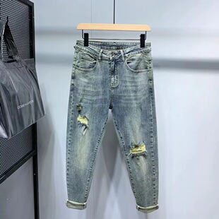 浅蓝色破洞水洗磨毛牛仔裤Light distressed jeans