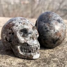 批发水晶雕刻火焰石头骨雕像收藏工艺品摆件万圣节恐怖道具骷髅头