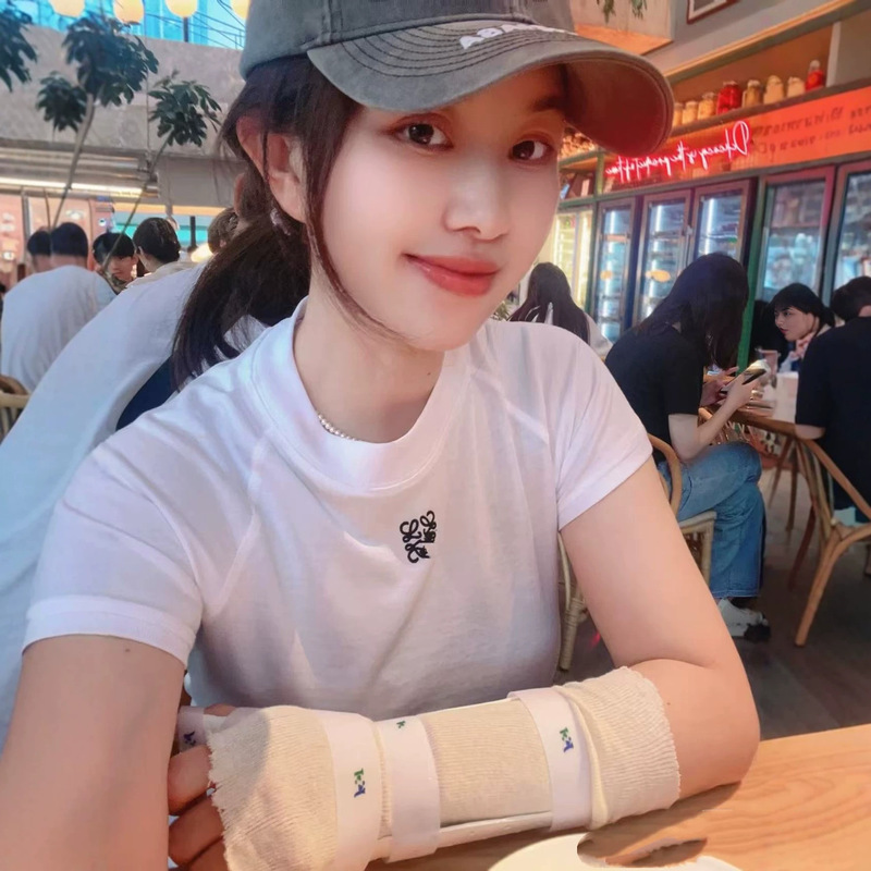 High-Quality Loewe Raglan T-Shirt with Embroidered Letters, Short Sleeves, Summer 2026 New Style, Regular Shoulder Fit, Slimming Top for Petite Women High-Quality Loewe Raglan T-Shirt with Embroidered Letters, Short Sleeves, Summer 2026 New Style, Regular Shoulder Fit, Slimming Top for Petite Women