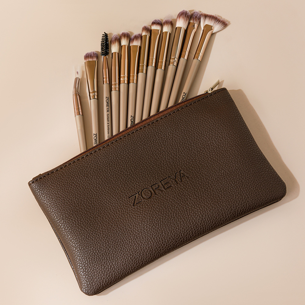 Traje marrón con paquete