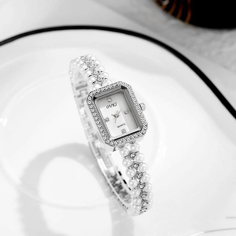 OUKI celebridad de Internet reloj de cadena de perlas medievales para mujer esfera de nácar pequeña fragancia con diamantes reloj de mujer plata
