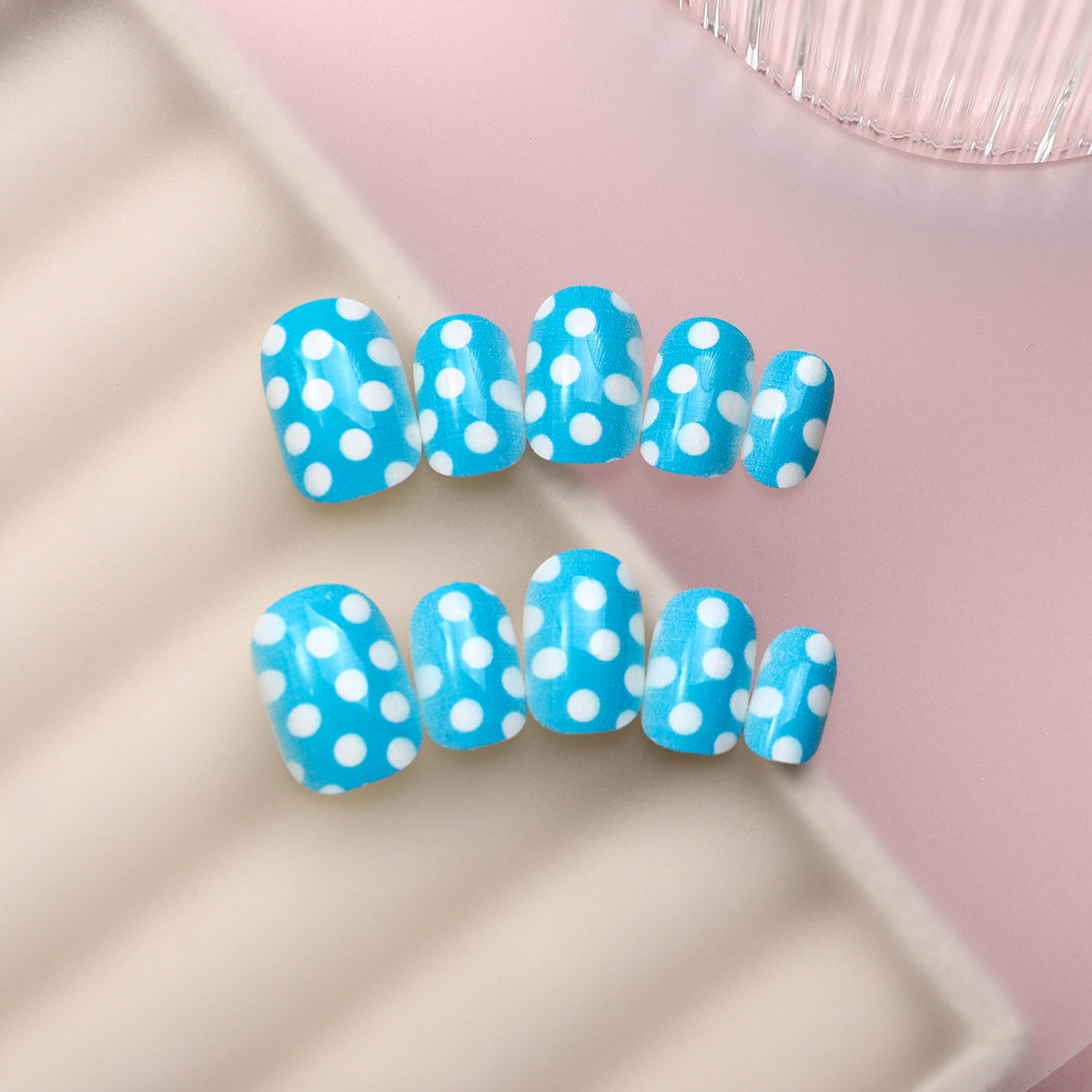 Juego de 24 piezas de uñas postizas para niños con diseño de dibujos animados, desmontables con adhesivo y exquisito diseño.