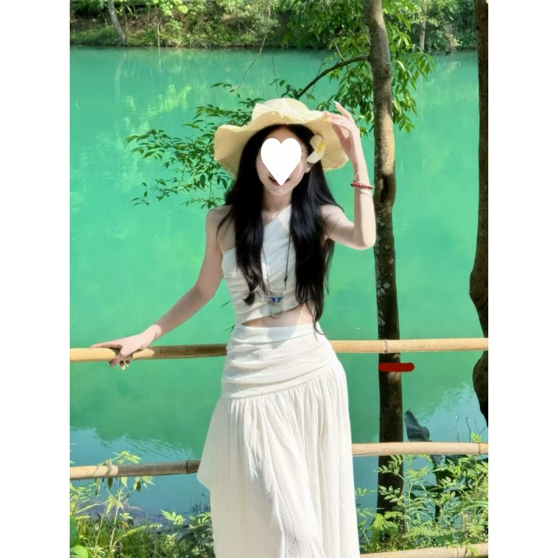 Французская крутая нишевая юбка, однотонная, с полым большим подолом, белое платье, элитная атмосфера отдыха на море.