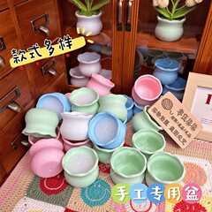 手で埋めて落とし防止の小さい盆栽を厚くします。