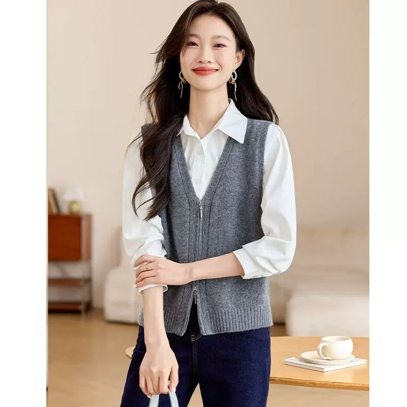 Plus-size women's gray knitted vest, new autumn/winter style, with zipper, short length, suitable for petite figures, sweater vest top Plus-size women's gray knitted vest, new autumn/winter style, with zipper, short length, suitable for petite figures, sweater vest top