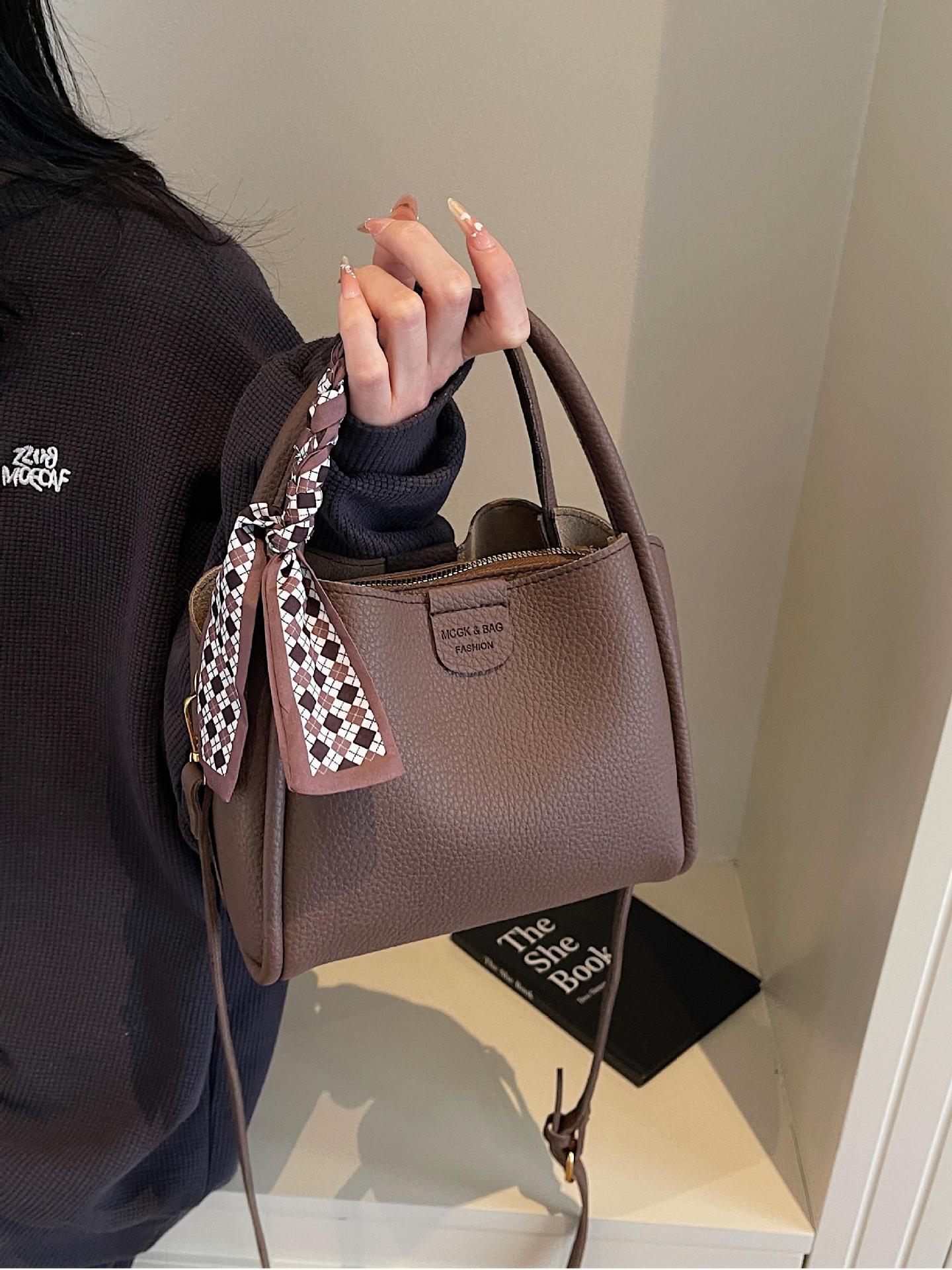 Bolso de mano explosivo transfronterizo para mujer 2025 nuevo bolso de mensajero de hombro de moda simple casual bolso de cubo de viaje