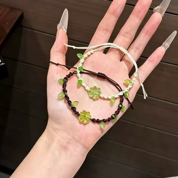 Lucky Four-Leaf Clover Bracelet, Handmade, Trendy, Unique, and Popular Among Friends, a Stylish Gift for Couples