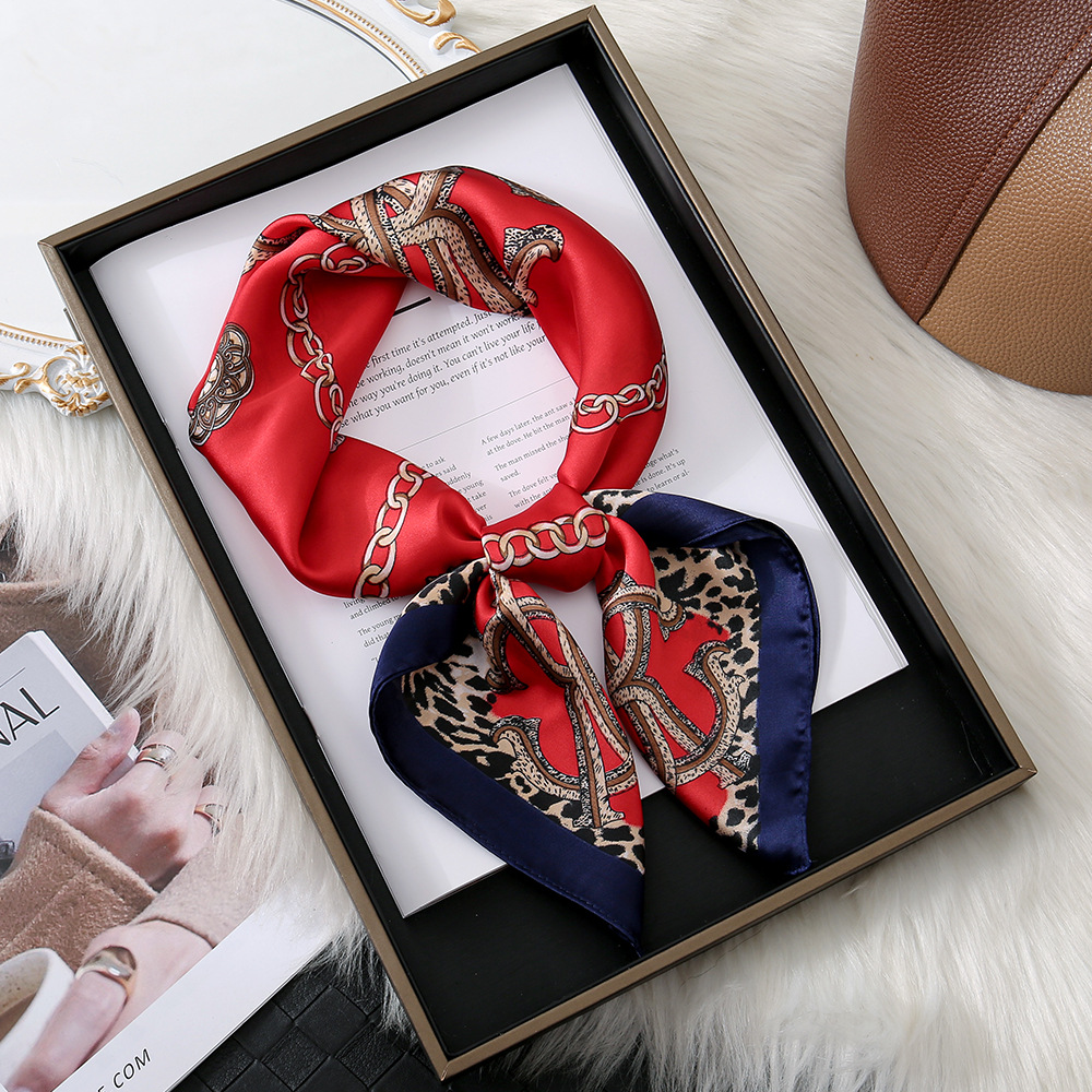 Luz de lujo de alto nivel estampado de leopardo elemento de cadena impresión 70 bufandas de seda simuladas primavera y otoño moda con bufandas de hombro