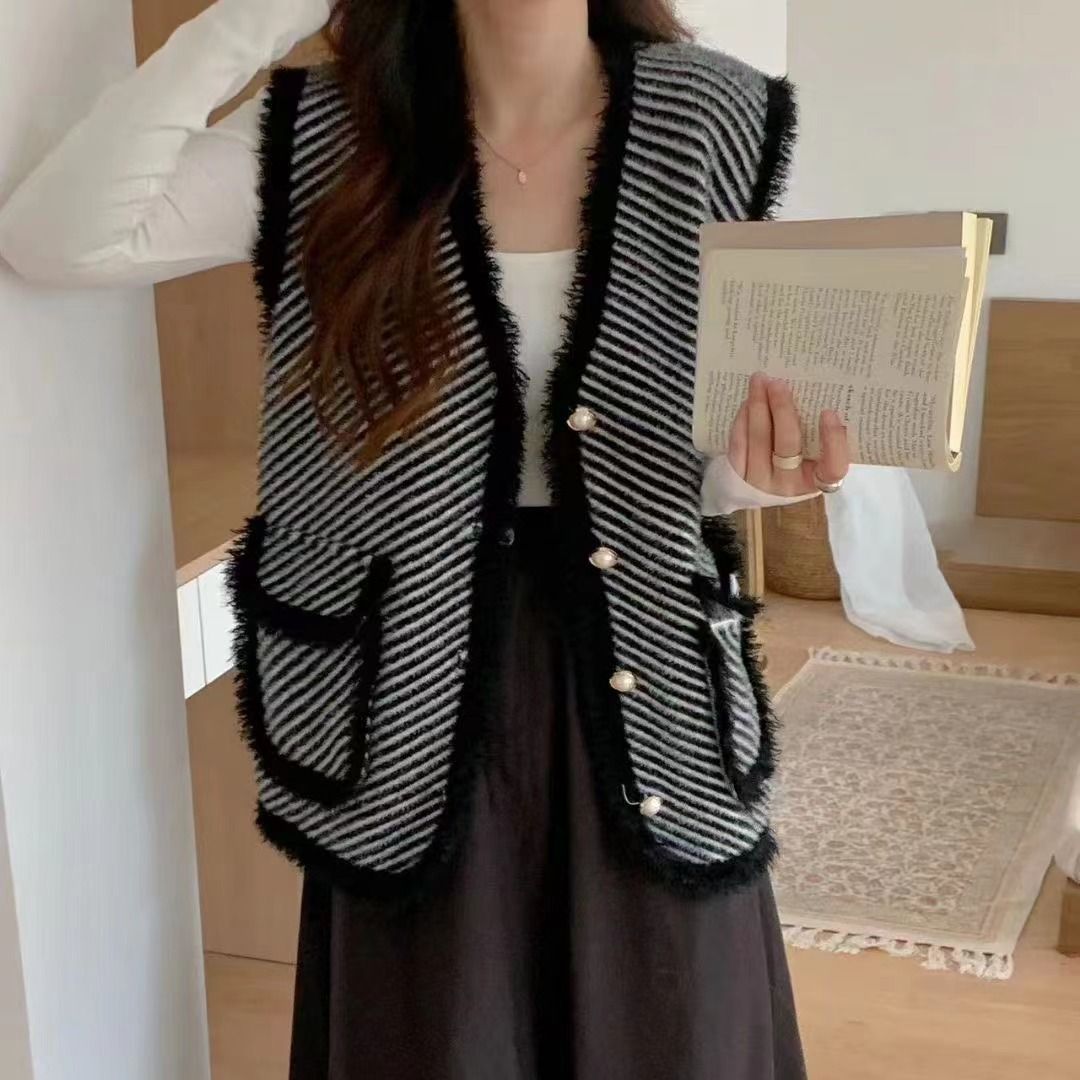 Chaleco de punto chaleco estilo Chanel para mujer 2023 otoño e invierno nuevo suéter de chaleco sin mangas de terciopelo de visón de imitación a rayas en blanco y negro image 5