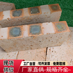 メーカーは良質な赤レンガ建築の壁を提供しています。
