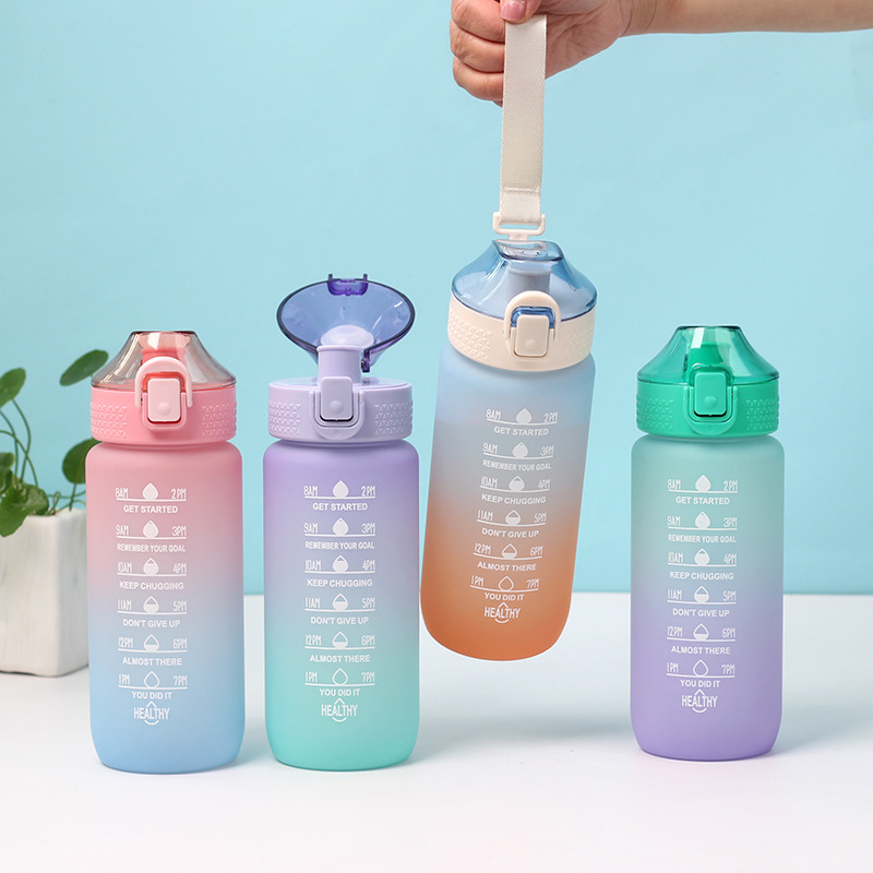 Taza de agua gradiente taza de plástico deportes al aire libre taza al por mayor 600ml con mango boca recta bala cubierta taza con filtro
