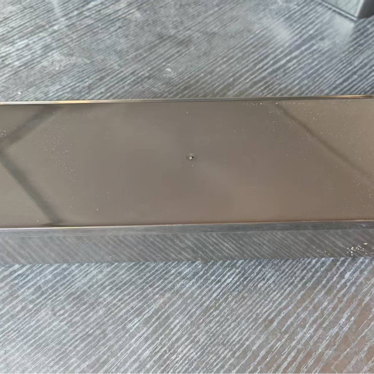 "케이블 관리 스트랩이 없는 ""블랙"" 8칸 커버리스 케이블 박스"