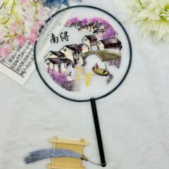 南のほとりの刺繍の団扇の蘇刺繍の逸品の観光地区の古鎮は屋台の卸売りの刺繍の片面の扇子の古風な子供を並べて踊ります。