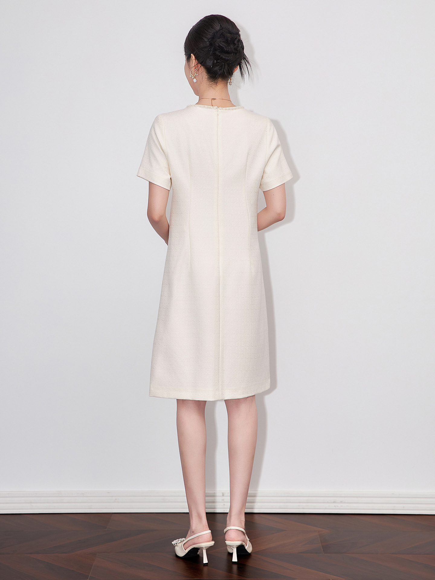 Váy liền nữ kiểu Pháp cổ tròn tay ngắn dệt jacquard ôm nhẹ — Màu be