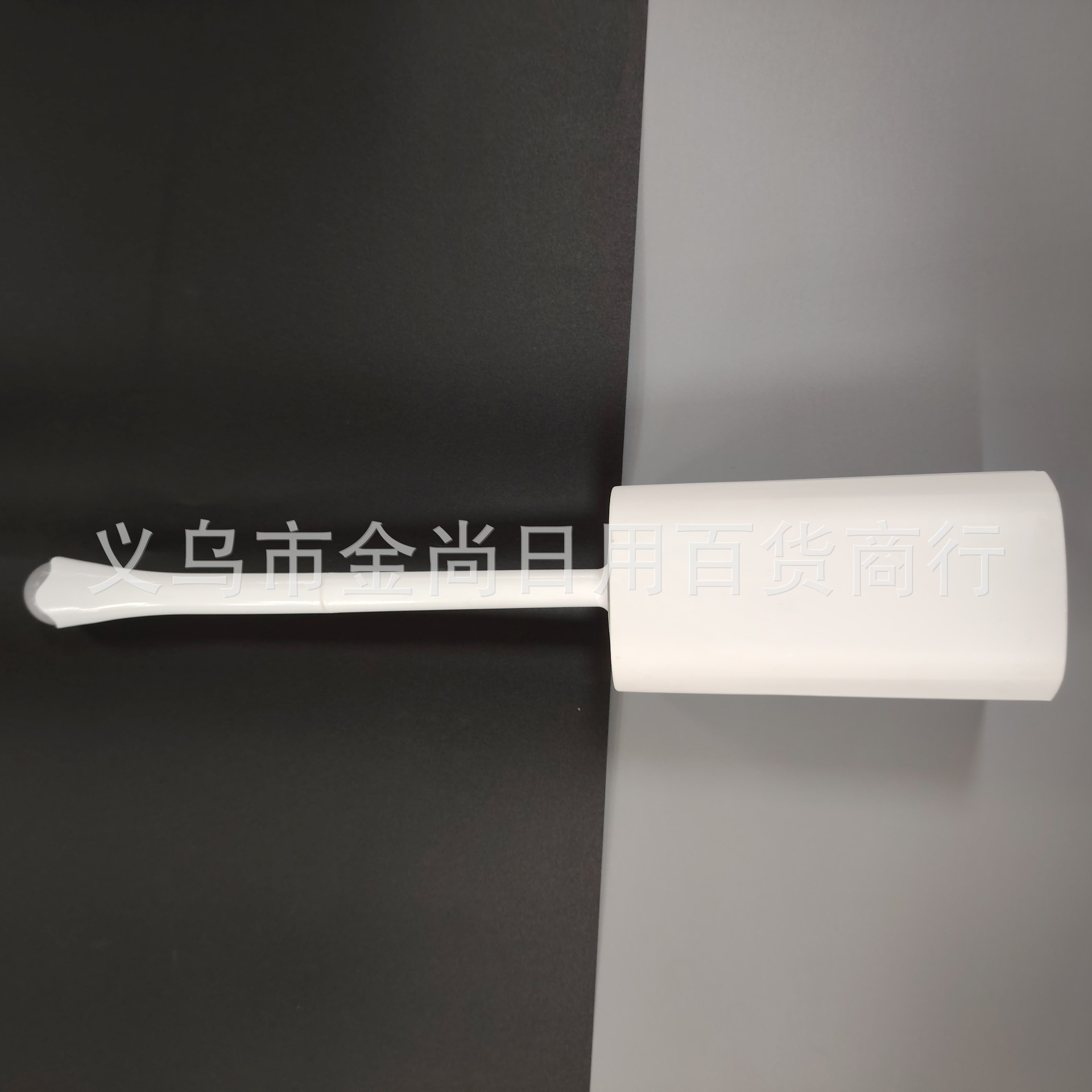 Cepillo de baño con mango largo de acero inoxidable, base estable y diseño de pie, resistente y elegante