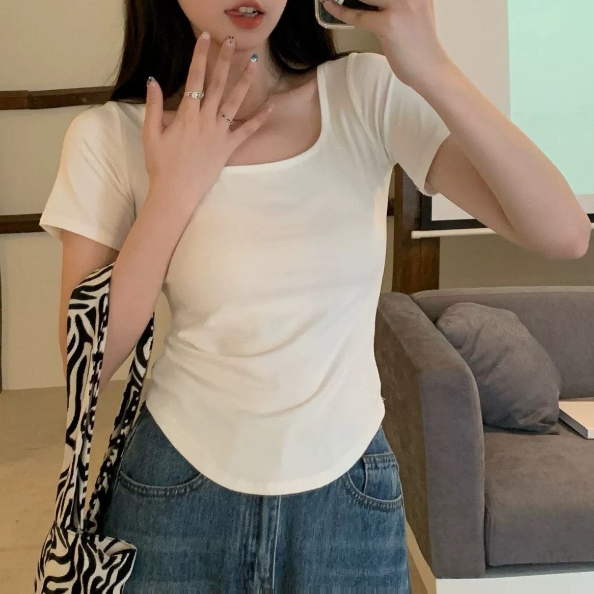 Pure desire niche white short sleeved t-shirt for women in summer 2024, new style with front shoulders to cover the_voghion.com