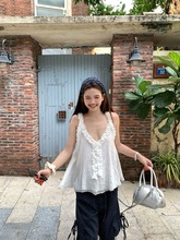 法式木耳边v领吊带宽松气质上衣女夏季波点蕾丝背心韩系时尚ins