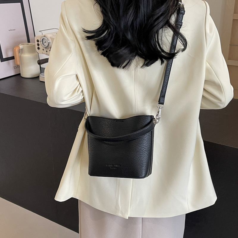 Bolsa de mano con estampado de litchi de alta calidad, dama, 2024 primavera y verano, nueva bolsa de hombro universal, diseño simple, bolsa de cubo