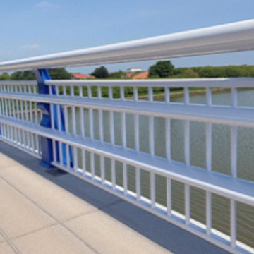 厂家直销公路护栏网焊接隔离栅低碳钢丝浸塑护栏网50×100网孔