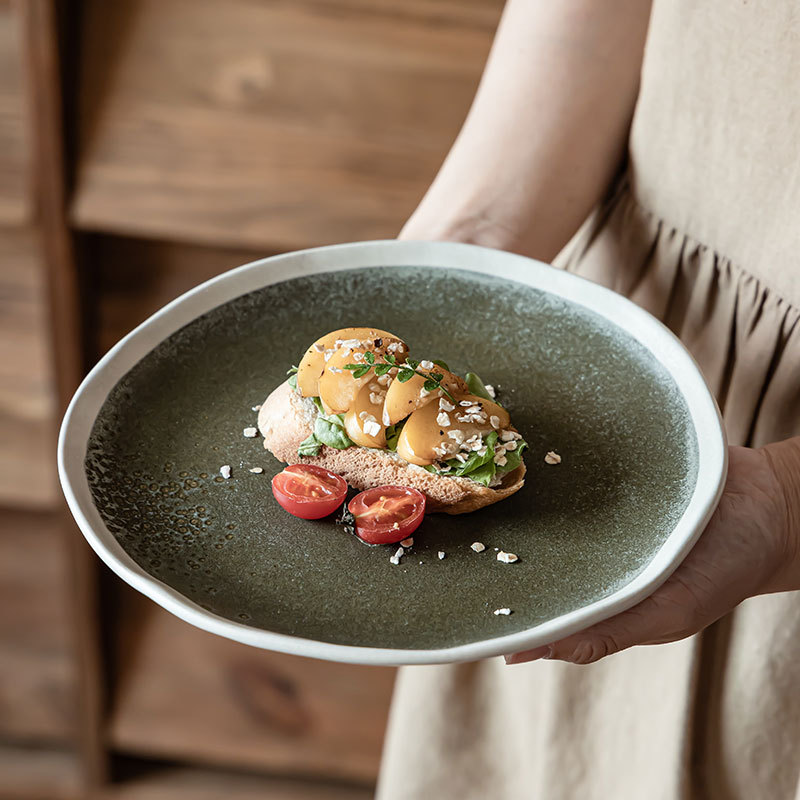 Placa de trazado blanco creativa Placa de filete de cerámica retro Placa doméstica irregular platos de comedor occidentales platos de comedor poco profundos