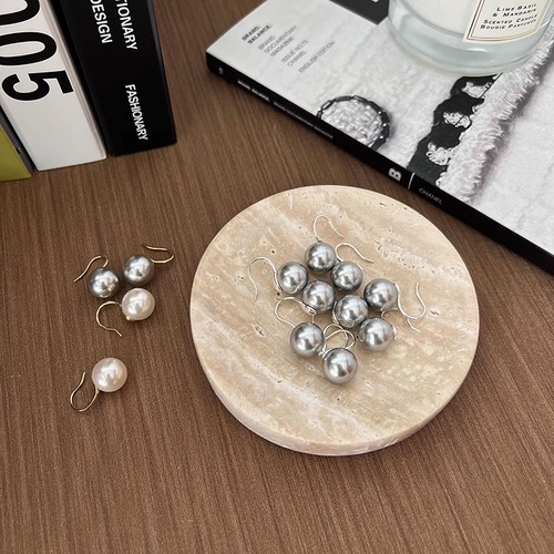 A must-have classic. Small light bulb imported gray pearl earrings. Real hemp high-heeled shoes and bright pearl earrings. Fashionable style.