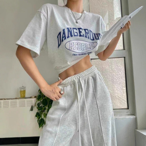 Gray American-style jogger pants with fleece lining, extra-thick fabric, high waist, casual straight-leg design, street-style loose fit, and elegant, flowing wide-leg silhouette