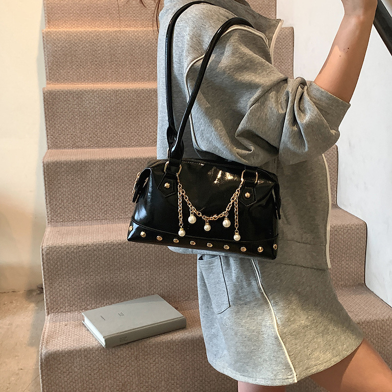 Dulce y fresco bolso de axila de chica caliente 2025 primavera y verano nuevo bolso femenino bolso de alta calidad bolso de hombro con remaches personalizado marea