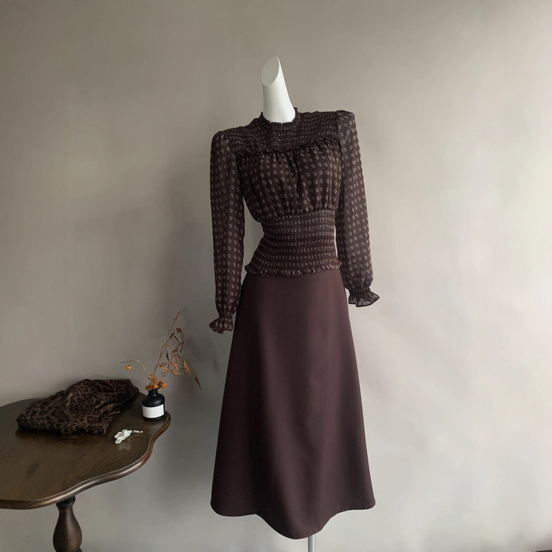 French Retro Dark Brown Chiffon Printed Pleated Suit, High-End Pinch Waist Slimming Daughter Skirt Two-Piece Set