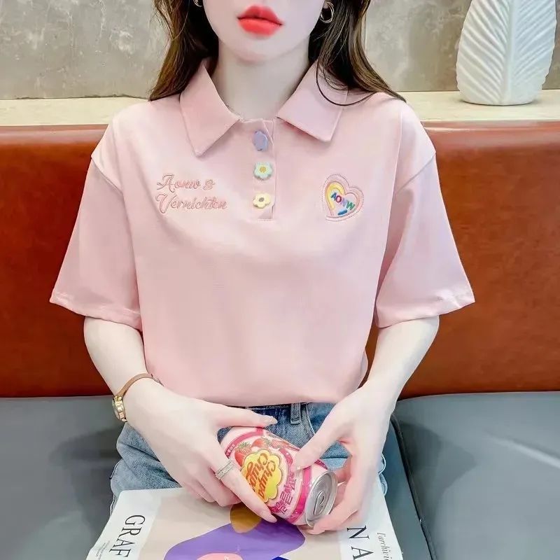 Camiseta de manga corta con cuello de polo bordado con diseño de nicho image 8