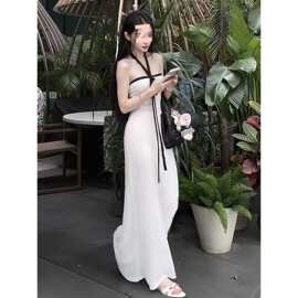 性感纯欲白色挂脖吊带抹胸连衣裙女夏季度假风修身绝美包臀长裙子