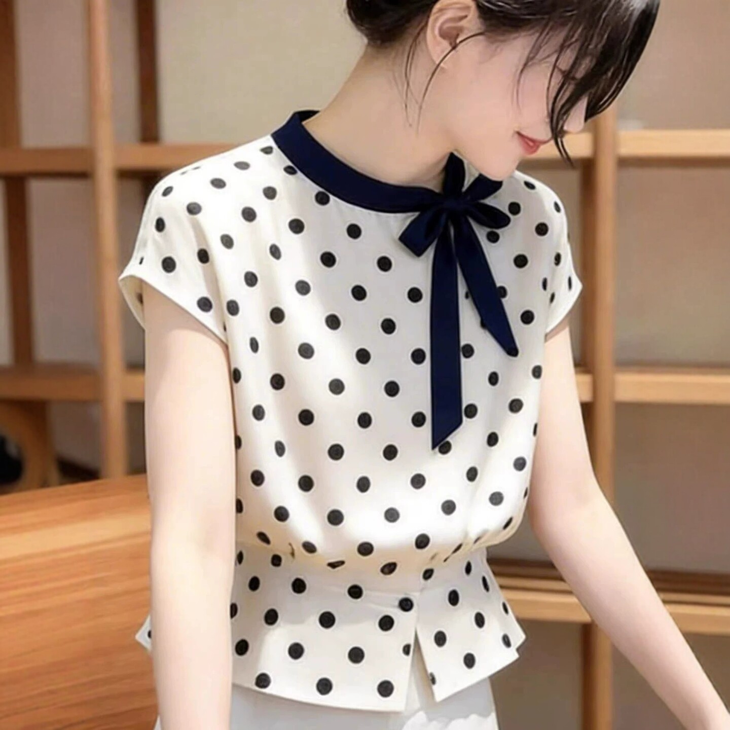 Áo sơ mi ngắn tay nữ họa tiết chấm bi nơ cổ điển, kiểu Hàn Quốc thời trang — Màu ảnh chi tiết 3