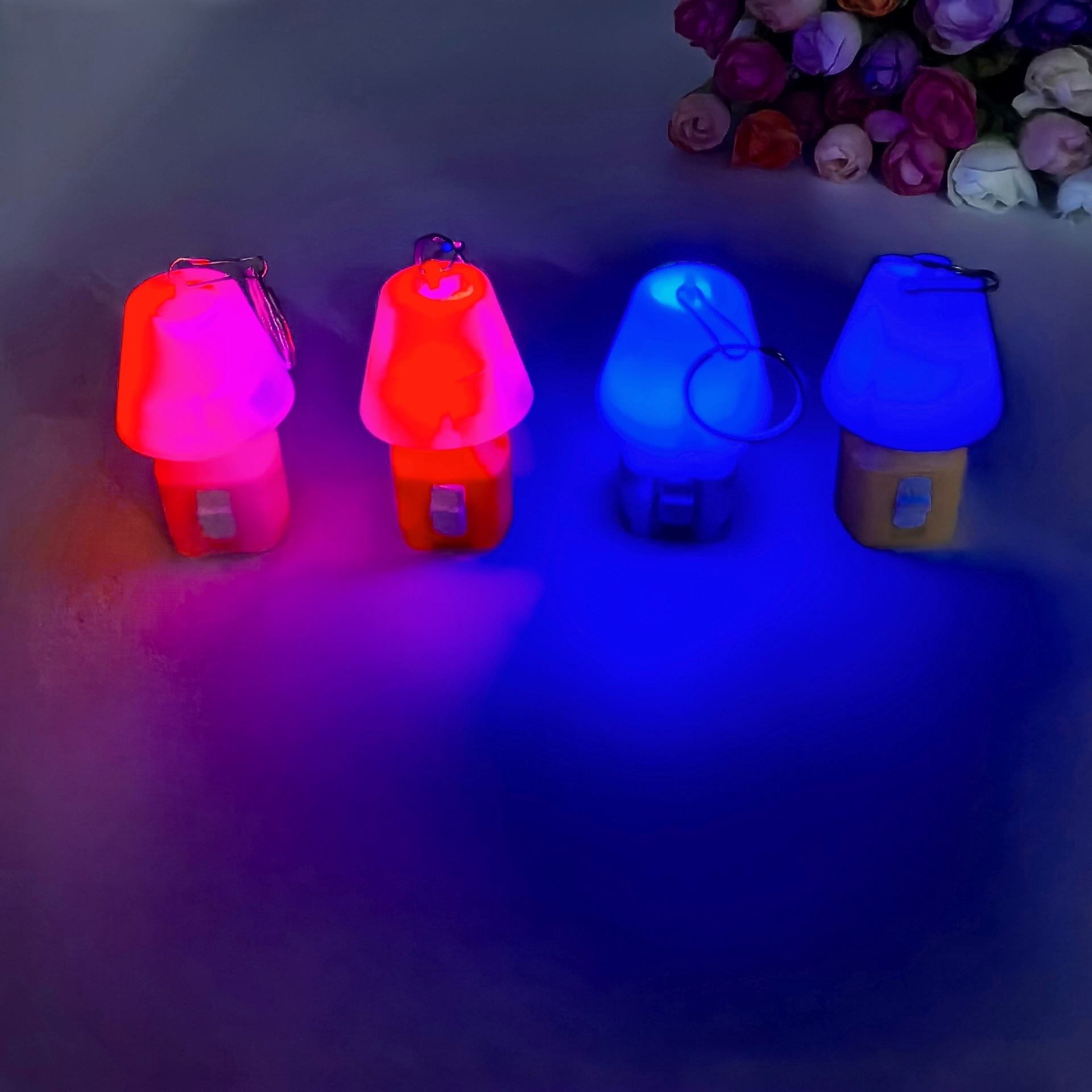 Lámpara de escritorio LED de plástico creativo transfronterizo colgante llavero juguetes para niños un pequeño regalo puede imprimir logotipo