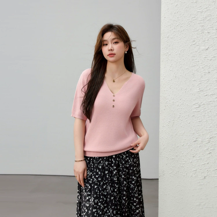 [Рубашка Yunwu] повседневный тонкий свитер с v-образным вырезом для поездок на работу, тонкий женский костюм больших размеров, летний новый стиль, мм2025