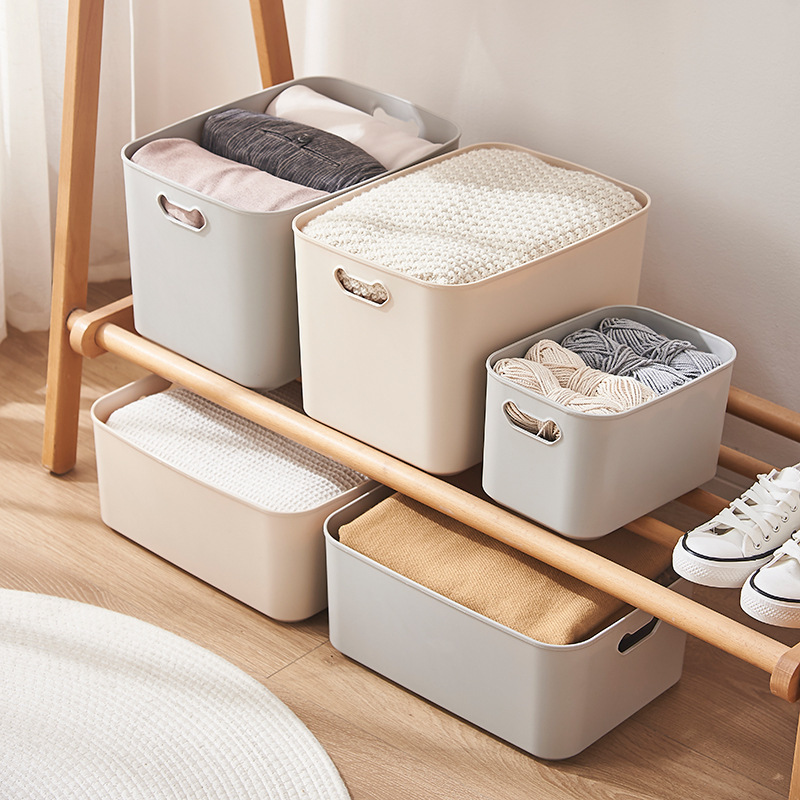 厚手の収納ボックスの大きいサイズの引き出しには、家庭用プラスチック製の洋服だんすの雑物入れがあります。|undefined