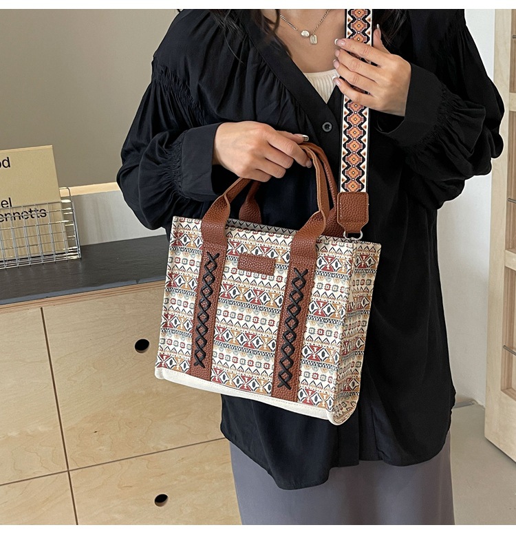 Women's Large Canvas Flower Elegant Vintage Style Streetwear Square Zipper Tote Bag display picture 23