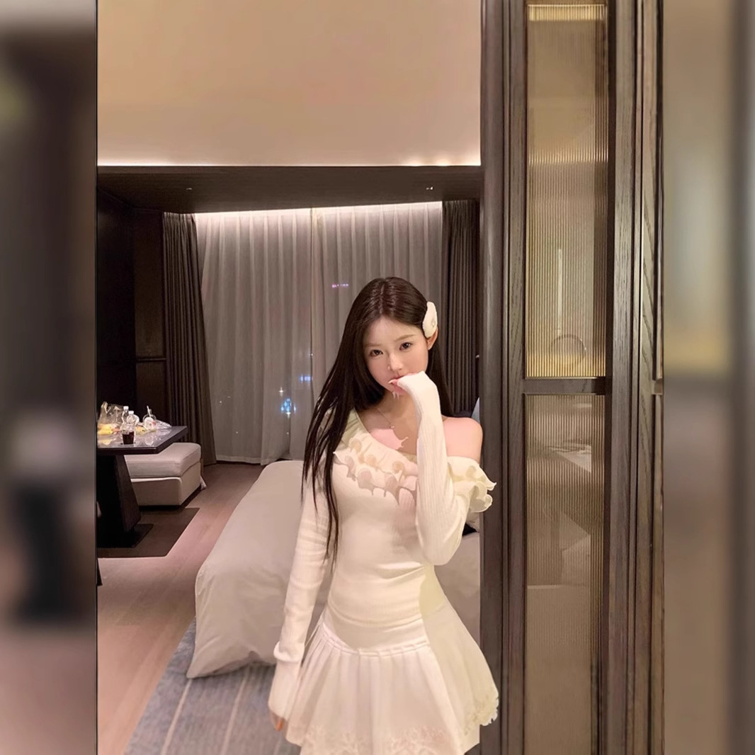 Trendy and Alluring Ruffled Off-Shoulder Inner Top with a Super Stylish Design for Autumn and Winter 2025, New Long-Sleeve Off-Shoulder Base Top