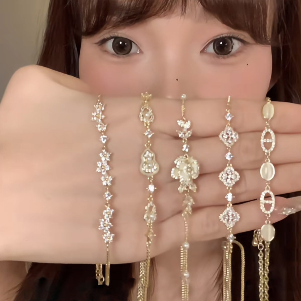 fashionable universal elegant sophisticated bracelet with zircon