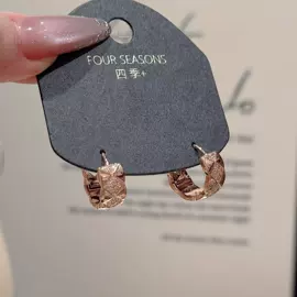 项链;耳钉;手链