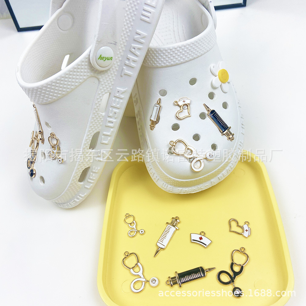 Zapatos agujero joyería DIY pulsera collar de aleación goteo aceite colgante jeringa aparato médico estetoscopio Accesorios