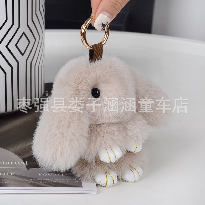 萌えウサギは死んだウサギのストラップを装っています。