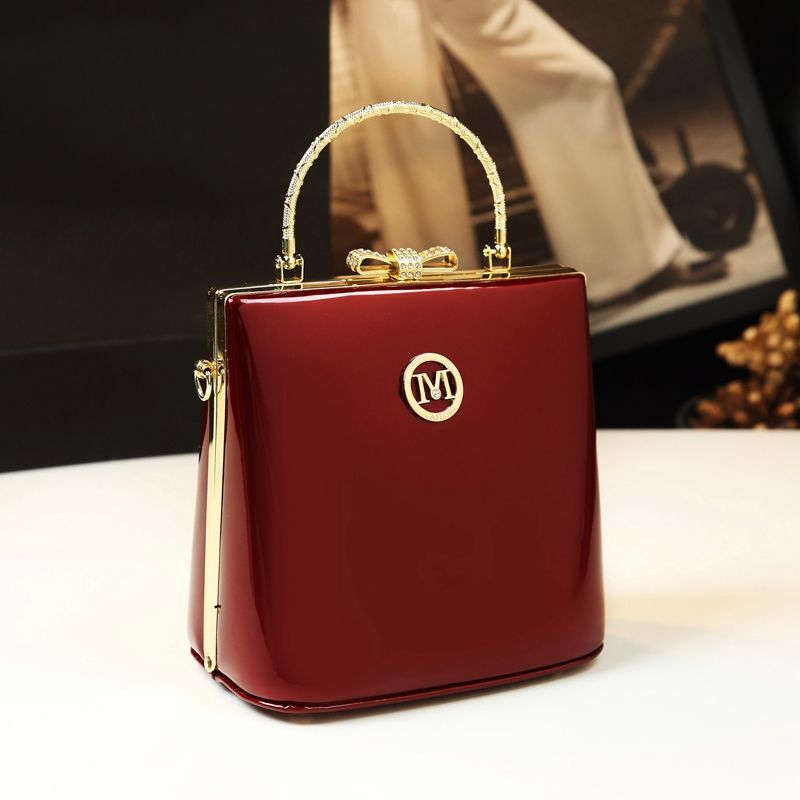 Cỡ nhỏ màu đỏ rượu