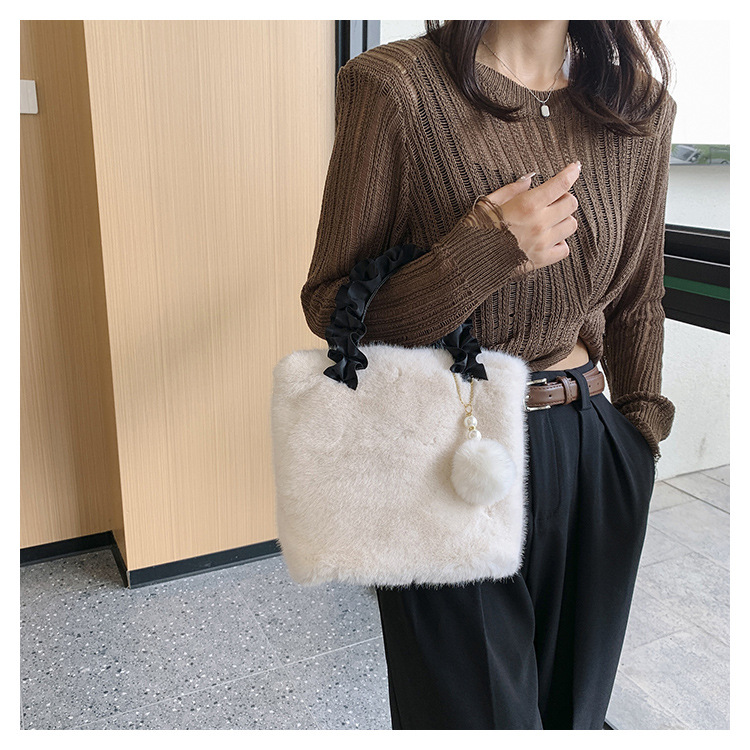 Women's Small Autumn&winter Plush Solid Color Basic Fluff Ball Bucket Zipper Bucket Bag display picture 4